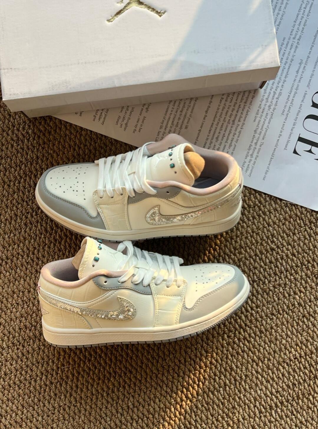 AJ1上脚直接闪到发光✨显白真的一绝💗细闪+珍珠设计,一眼就狠狠心动颜值在线,做工也超精细上